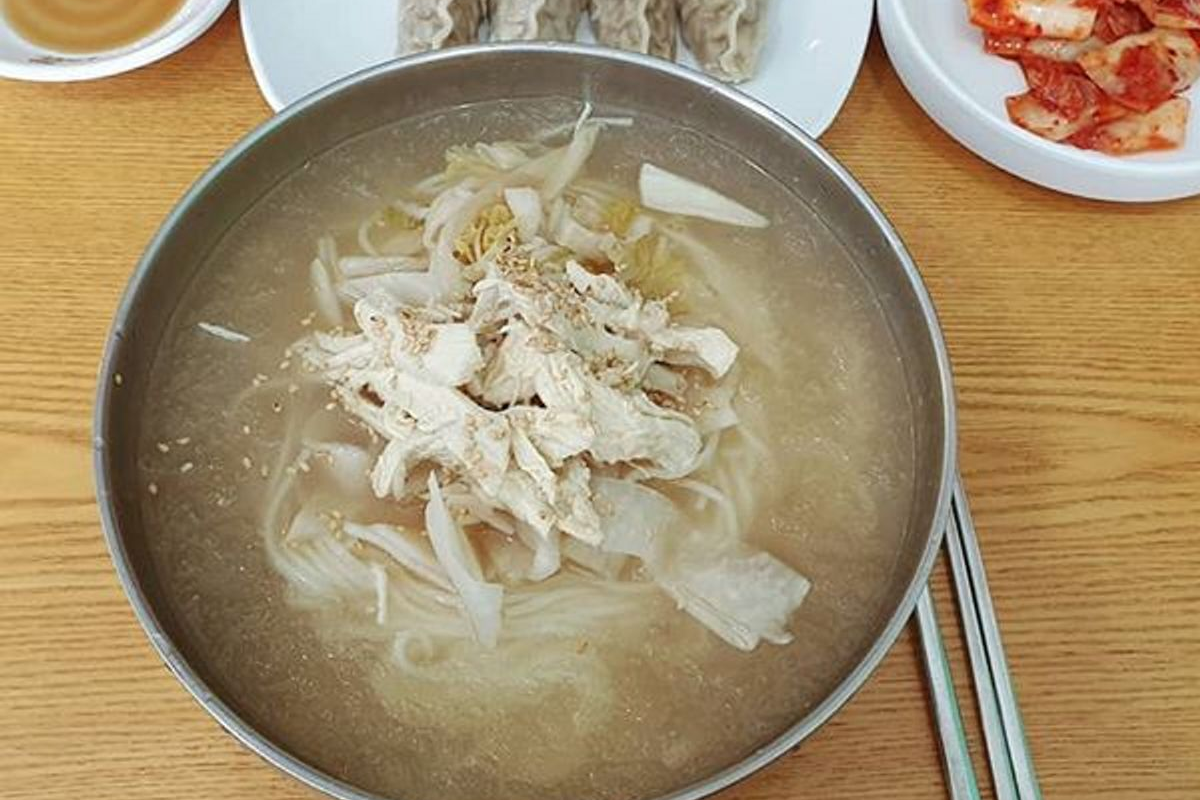 酸酸鹹鹹的醋雞麵，淋上白色幼麵與雞絲，充滿夏日清新的美味。