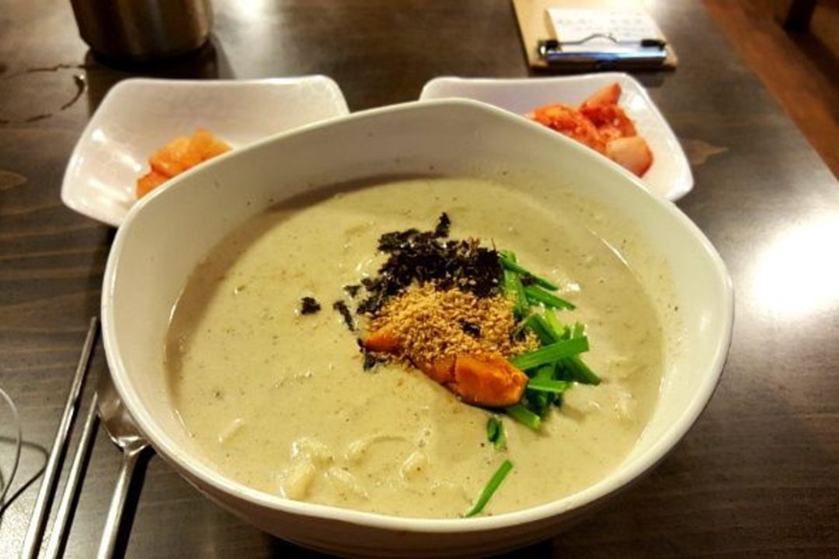 濃厚豆香的韓國豆漿冷麵，撒上白芝麻與綠蔬，享受韓國傳統豆漿口味。