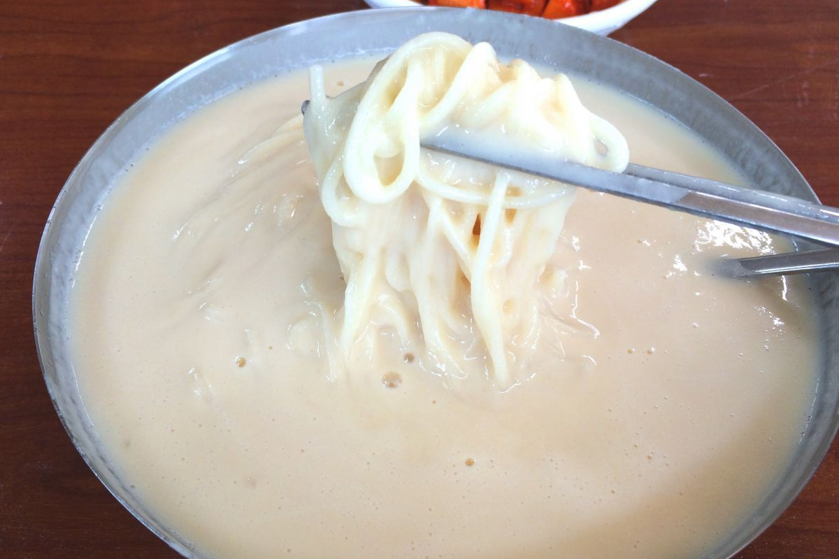 全羅道甜豆漿冷麵，以一碗白砂糖香甜的豆漿湯穿插於麵條中，適合甜食愛好者。