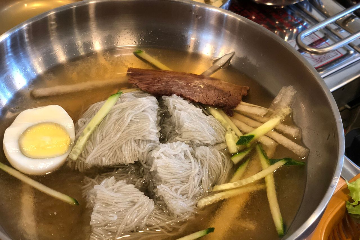 韓國人氣冷麵配搭冷湯清涼消暑，伴隨半顆蛋、牛肉片及黃瓜絲，適合炎熱夏天享用。