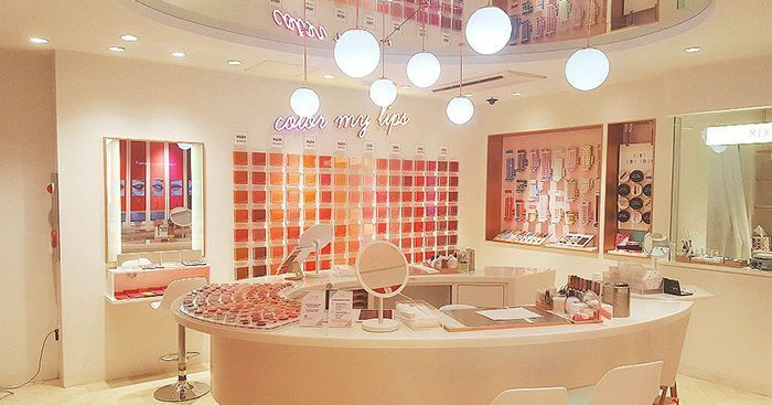 韩国化妆品店内陈设，展示丰富的产品和现代的设计。