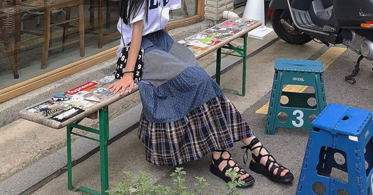 韩国时尚潮流，模特穿着时尚的衣服，展示潮鞋。