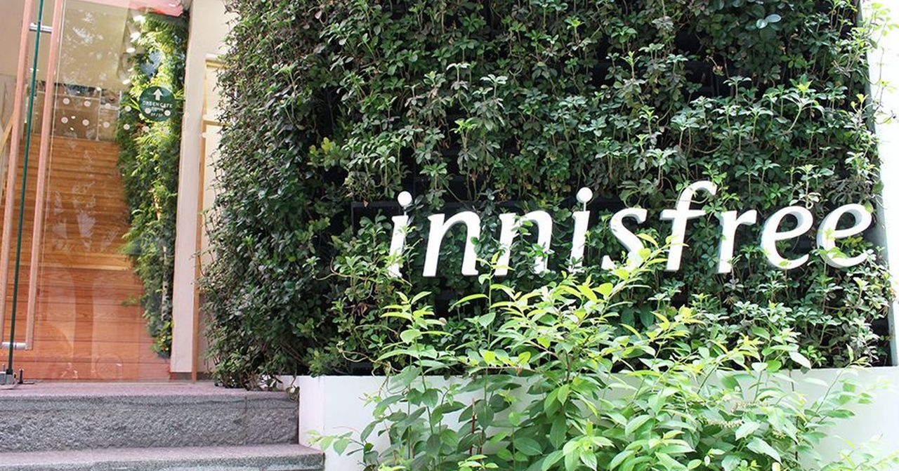 韩国著名偶像团体，身穿统一的运动服，参加活动。