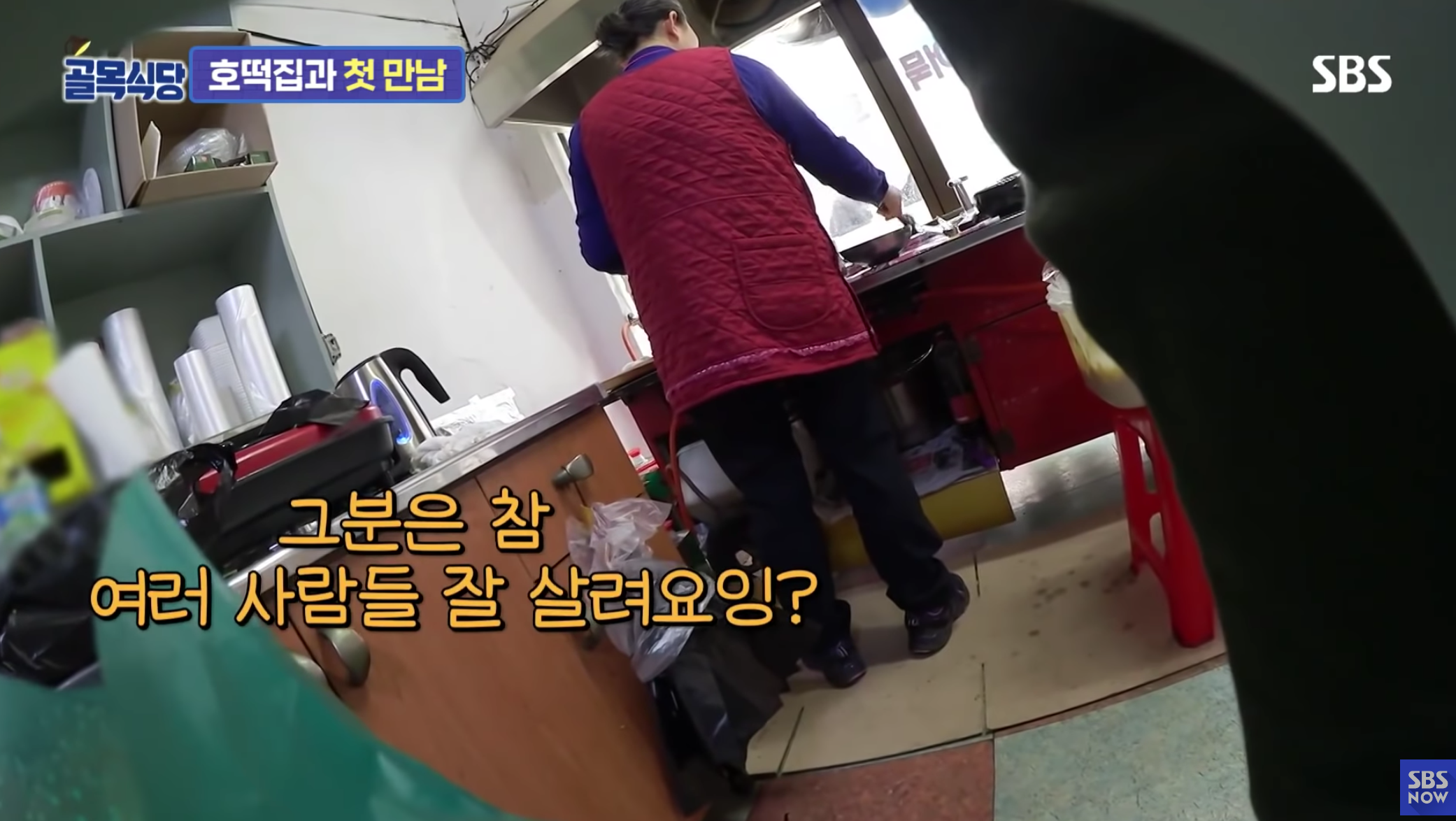 海美糖饼店的厨房一角，环境干净整洁，厨具设备齐全。