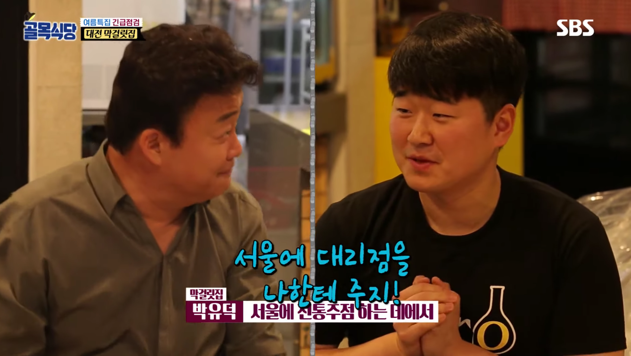 厨师在干净的厨房内专注地研究和调整餐厅菜单，确保味道的提升。