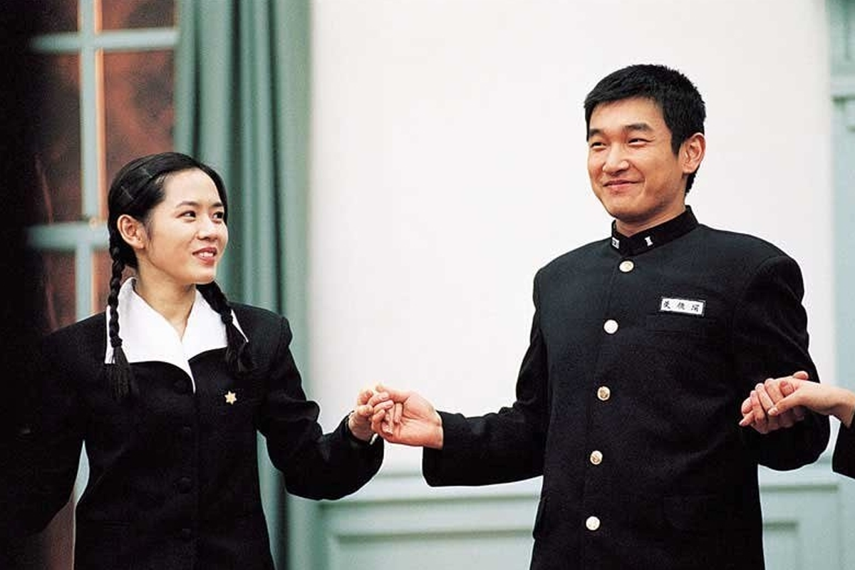 韓國愛情電影《假如愛有天意》劇照，男女主人公浪漫相遇的學校場景.