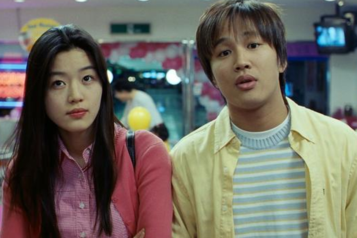 韓國浪漫喜劇《我的野蠻女友》中的經典場景，男女主角甜蜜互動.