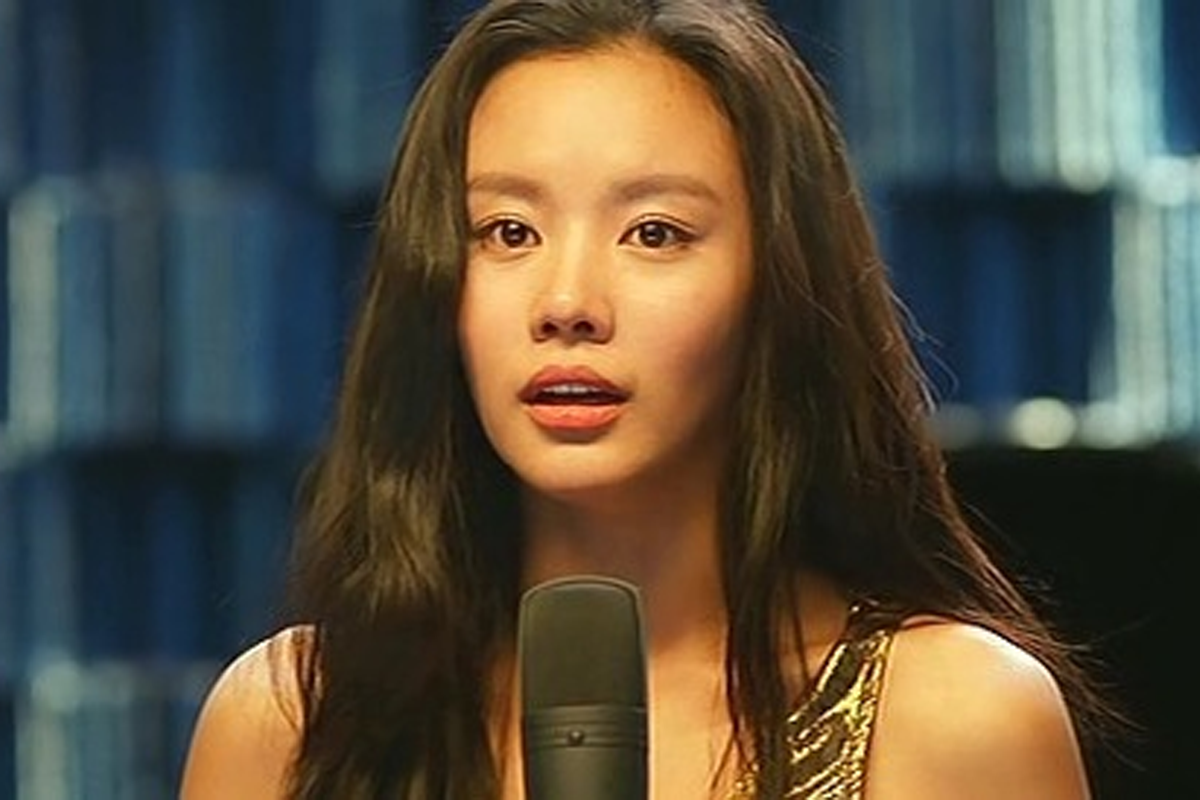 韓國電影《醜女大翻身》中的變身後女主角奮戰舞台的畫面.