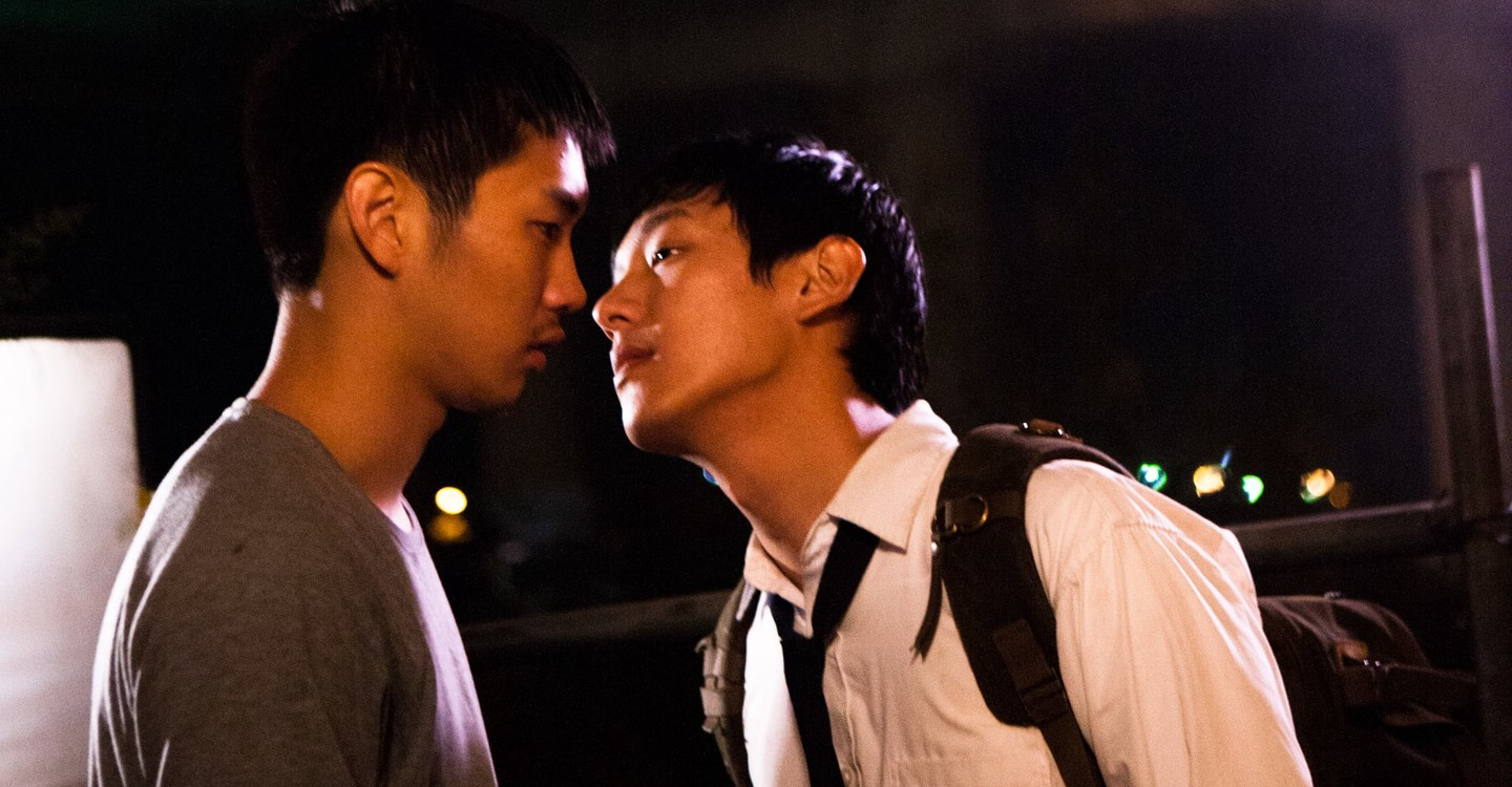 2014年韓國LGBT電影《愛,不怕(夜間飛行)》的場景,兩位主角在夜晚交談,氛圍充滿緊張與期待。