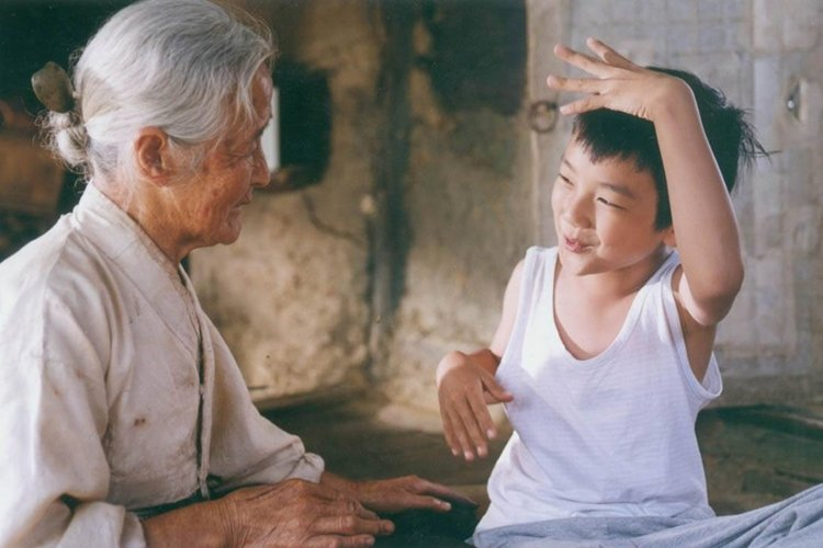 《有你真好》中,年邁祖母與孫兒一起在家中勞作,場景展現出濃厚的代間情感與溫馨氛圍。