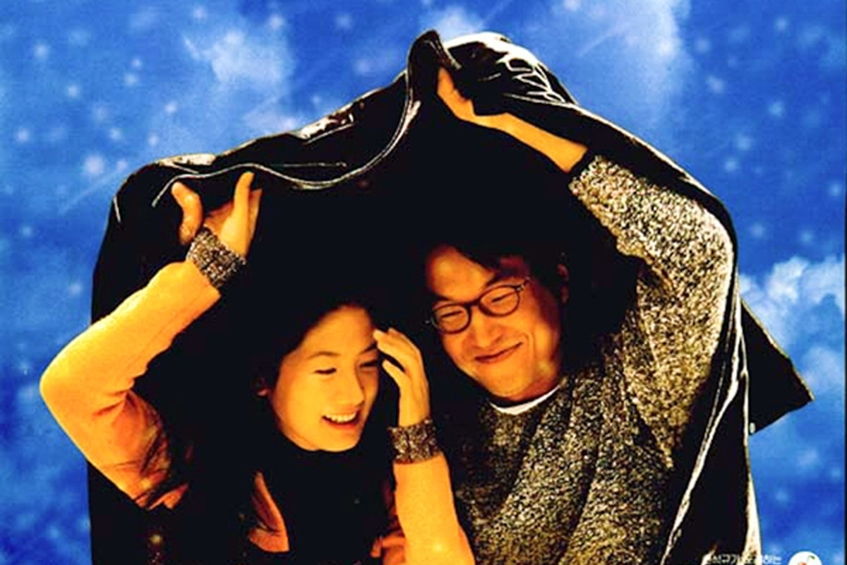 韓國經典電影《8月照相館》劇照，無憂無慮的男主角笑容陽光.