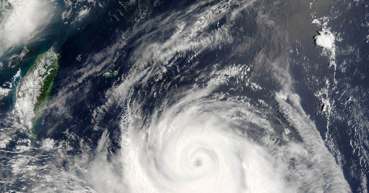 卫星图像展示了强烈的台风在台湾海域附近形成的漩涡结构。