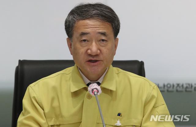 政府「海外流入の確診者が一週間で90人…ビザ発給制限の措置」