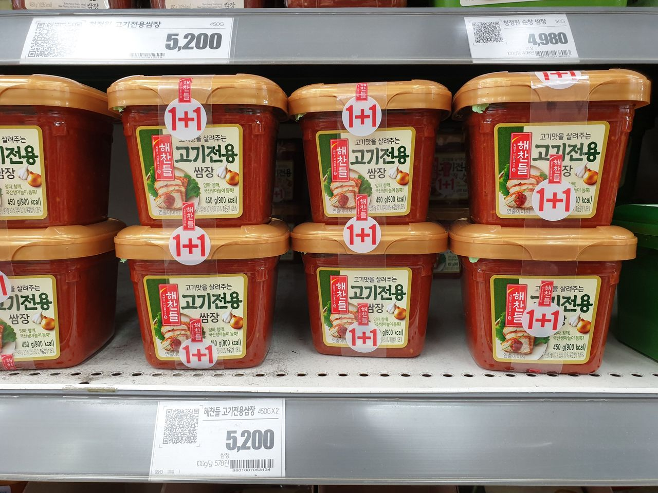 賣場中以1+1優惠促銷的韓國辣醬