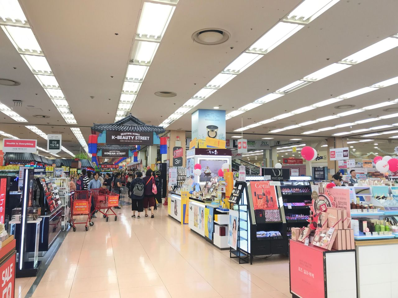 韓國賣場內商品走道擁擠的消費者及促銷標語