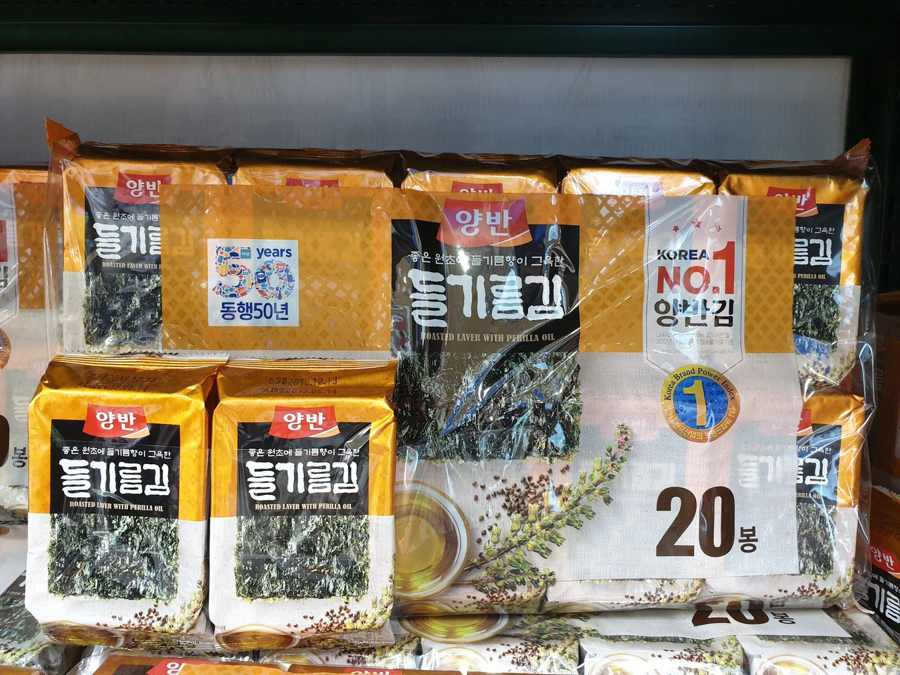 多包裝的韓國海苔產品放在賣場的架上