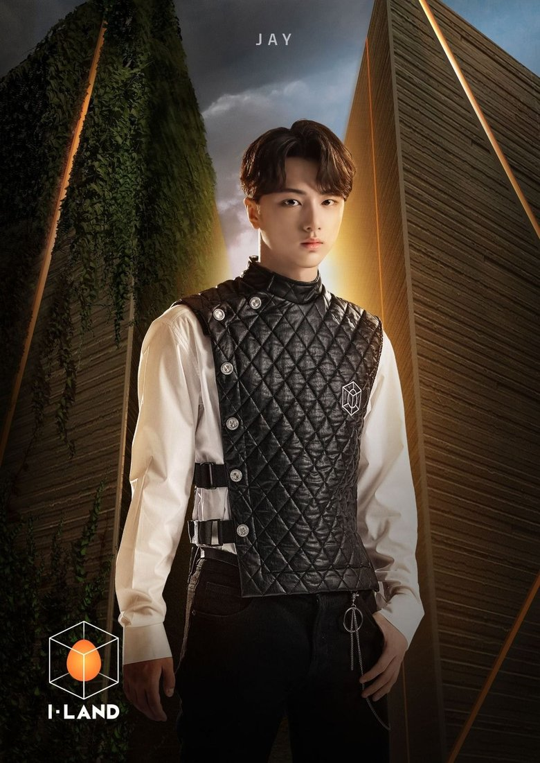 โปสเตอร์โปรโมทผู้เข้าร่วมที่ชื่อเจย์ (Jay) ในรายการ I-LAND โดยมีพื้นหลังเป็นสถาปัตยกรรมที่สวยงามพร้อมกับโลโก้ I-LAND ที่อยู่ด้านล่างซ้าย