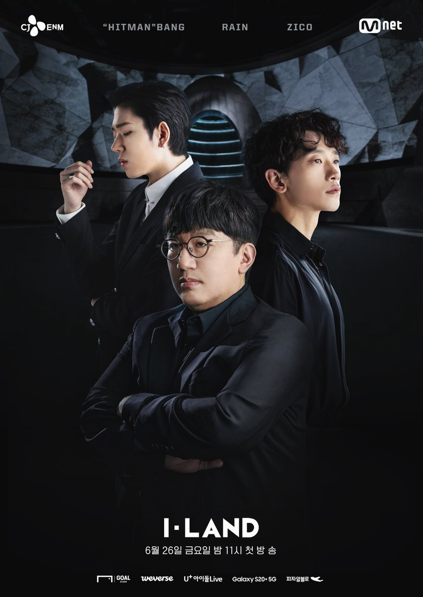 โปสเตอร์รายการ I-LAND ในรายการ Mnet กับผู้ดูแลงานที่มีชื่อในตัวโปสเตอร์ เช่น Hitman Bang และ CJ ENM รวมถึงโลโก้ Weverse, U+아이돌Live, Galaxy S20 5G และ อื่น ๆ ที่เกี่ยวข้อง