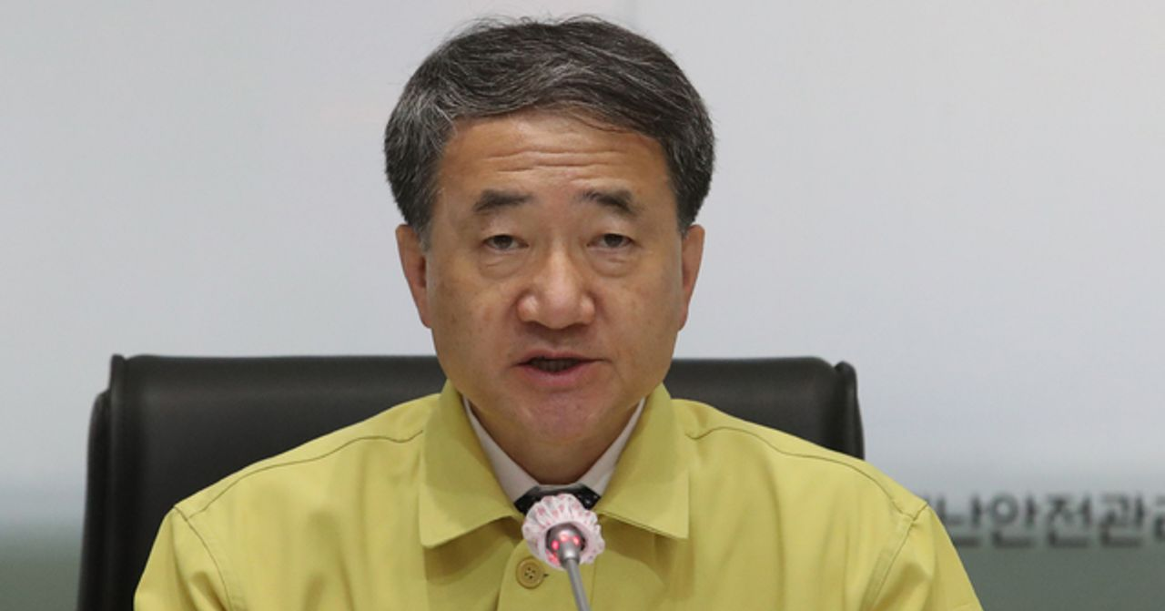 不清晰的脸部照，背景为一个会议环境，强调航空公司宣布政策变化的人物。