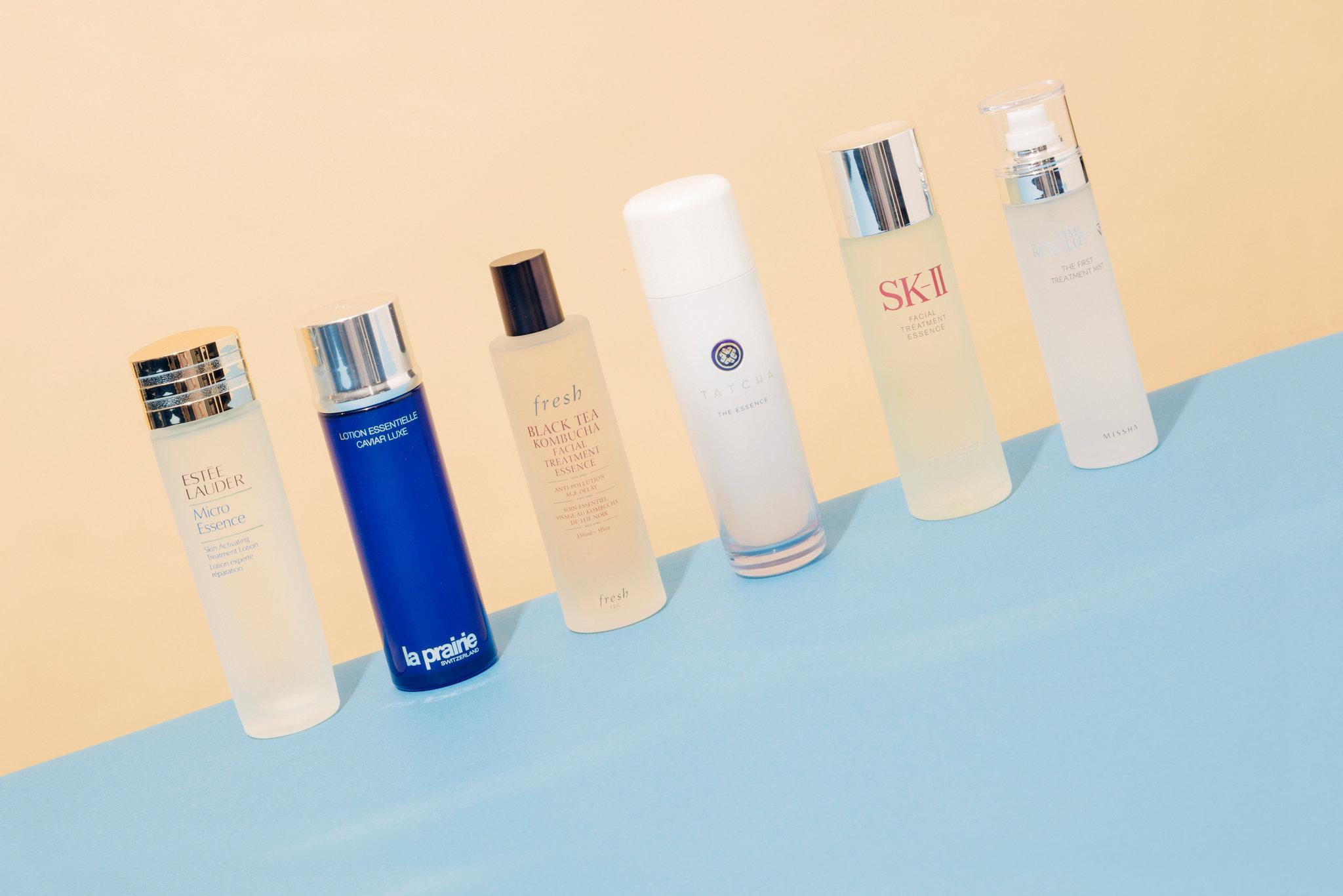 สารบำรุงผิวจากแบรนด์หรู เช่น Estee Lauder, La Prairie, SK-II วางบนพื้นหลังโทนอบอุ่น