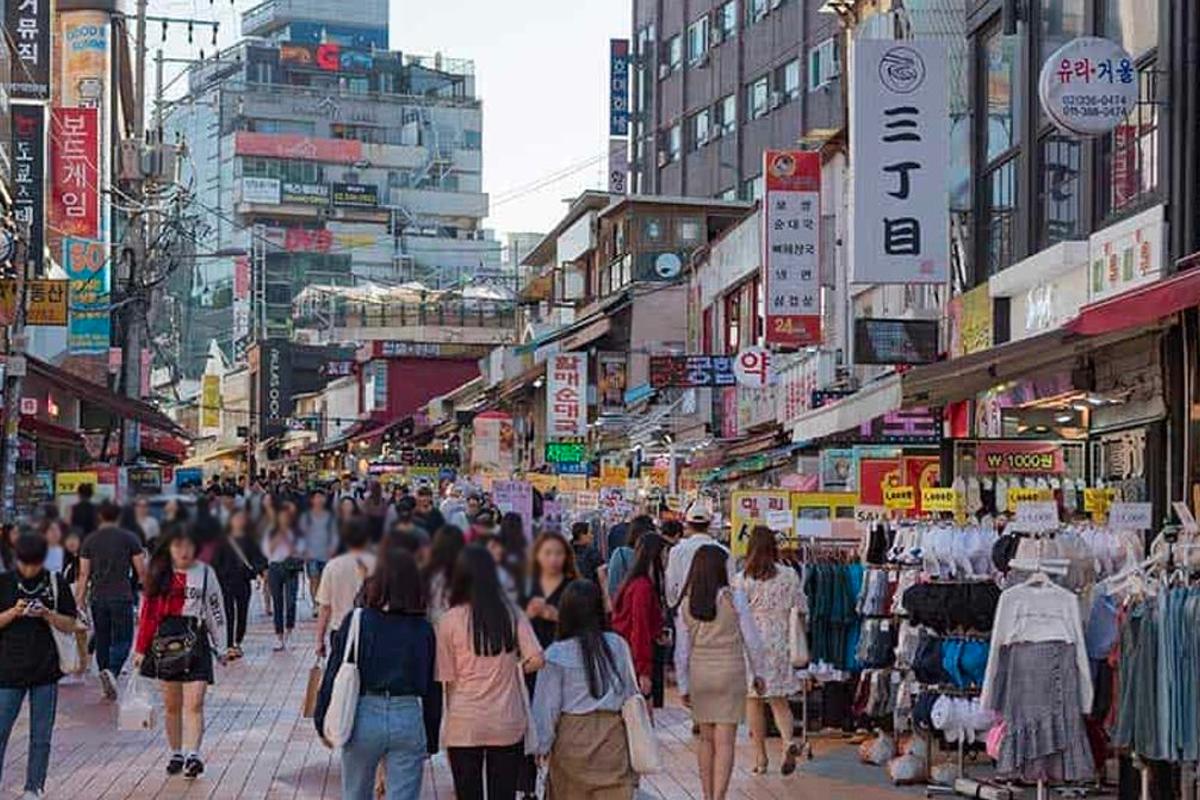 韓國弘大熱鬧繁華的購物街道，適合用現金獲得折扣的購物場所。