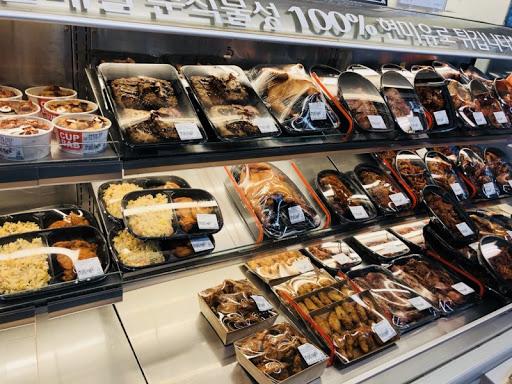 หน้าร้าน Olive Young ที่มีป้ายแคมเปญลดราคาต่าง ๆ ทั้งสินค้าเครื่องสำอางและผลิตภัณฑ์สกินแคร์