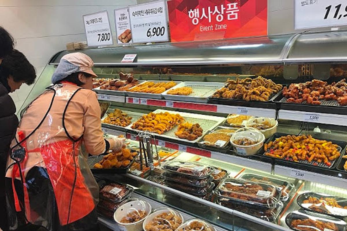 韓國大型超市的熟食售賣區，顯示傍晚折扣商品選擇。
