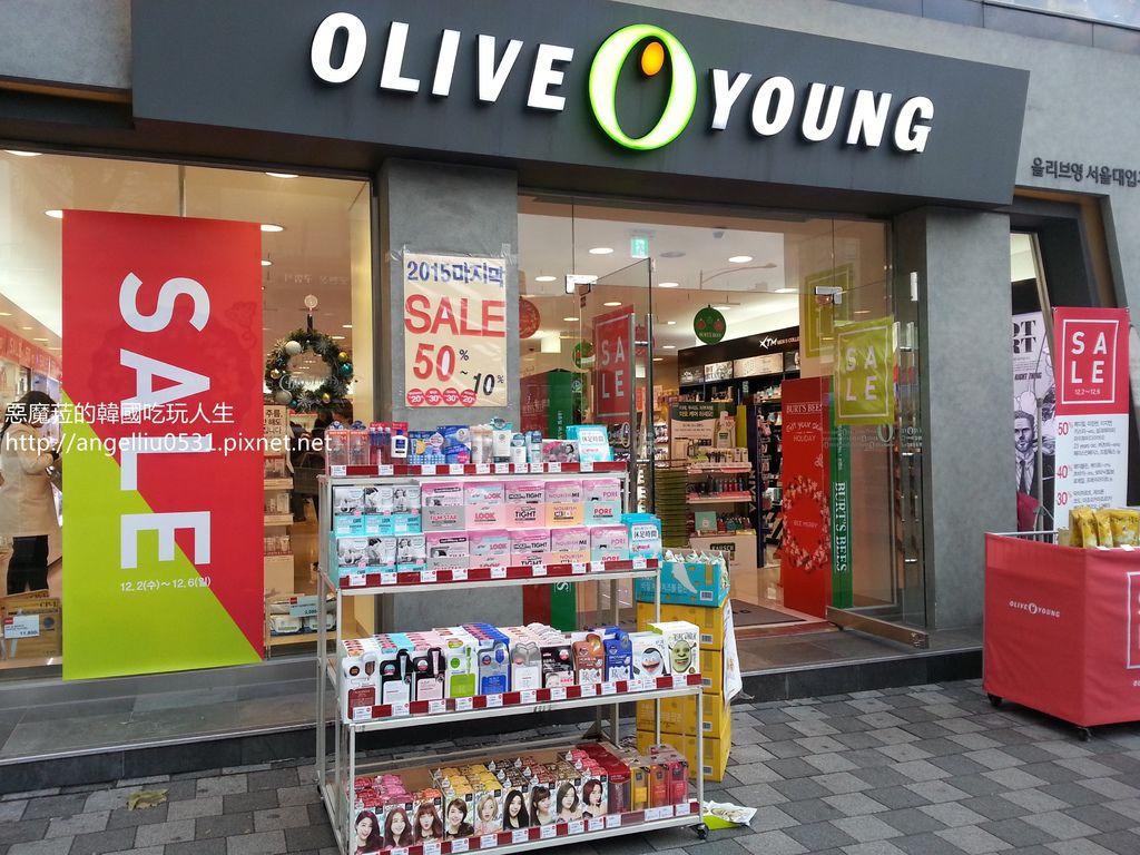 หน้าต่างร้านขายสินค้าเครื่องสำอางแสดงโปรโมชั่นลดราคามากถึง 50% และ 20% สำหรับผลิตภัณฑ์ตัวท็อป