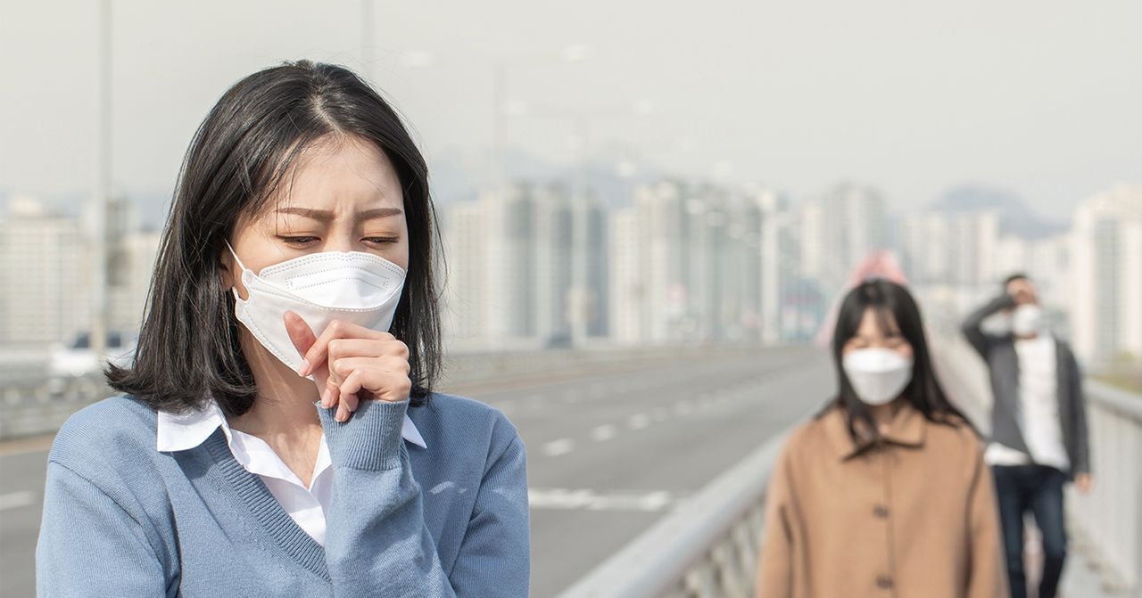 在韩国大桥上, 远处可以看到背景中的城市建筑。