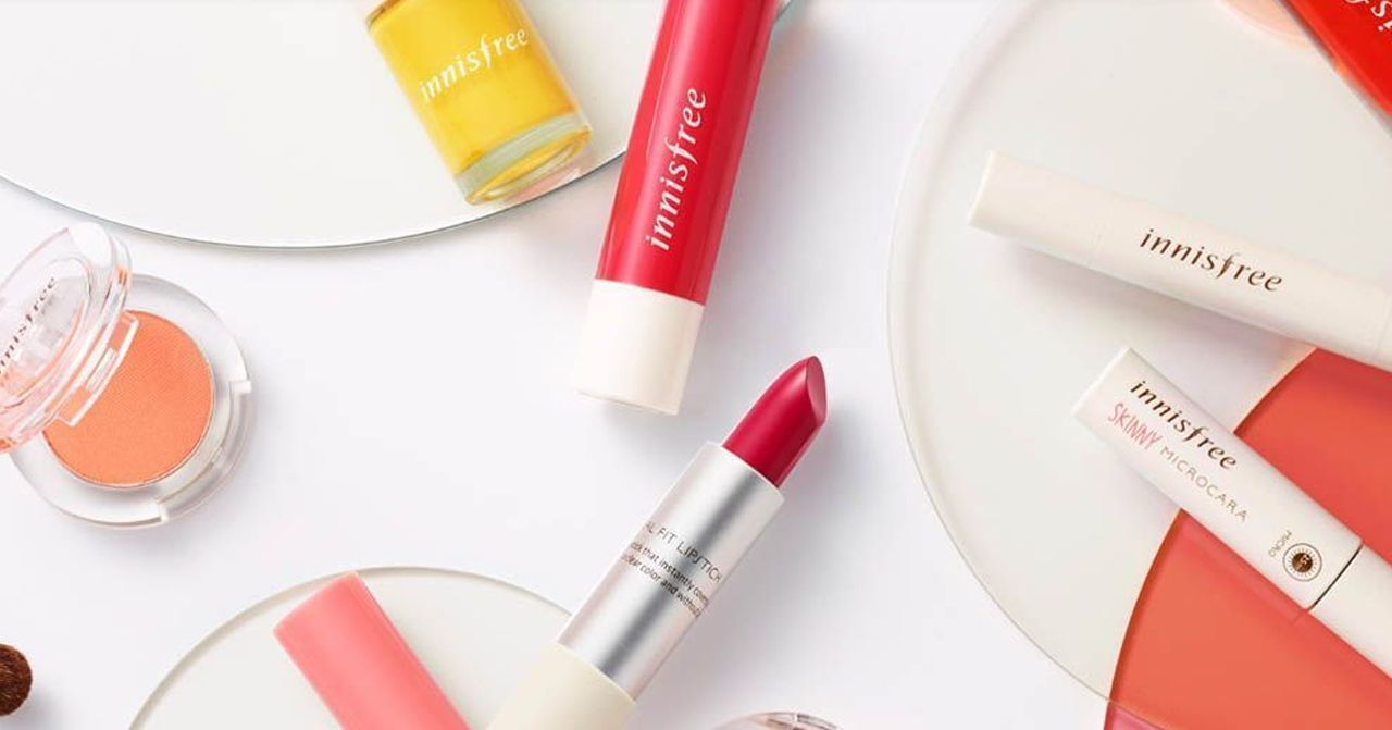 韩国化妆品牌的多色唇膏展示，与其他化妆品如指甲油、化妆刷的合辑。适合美妆爱好者使用。