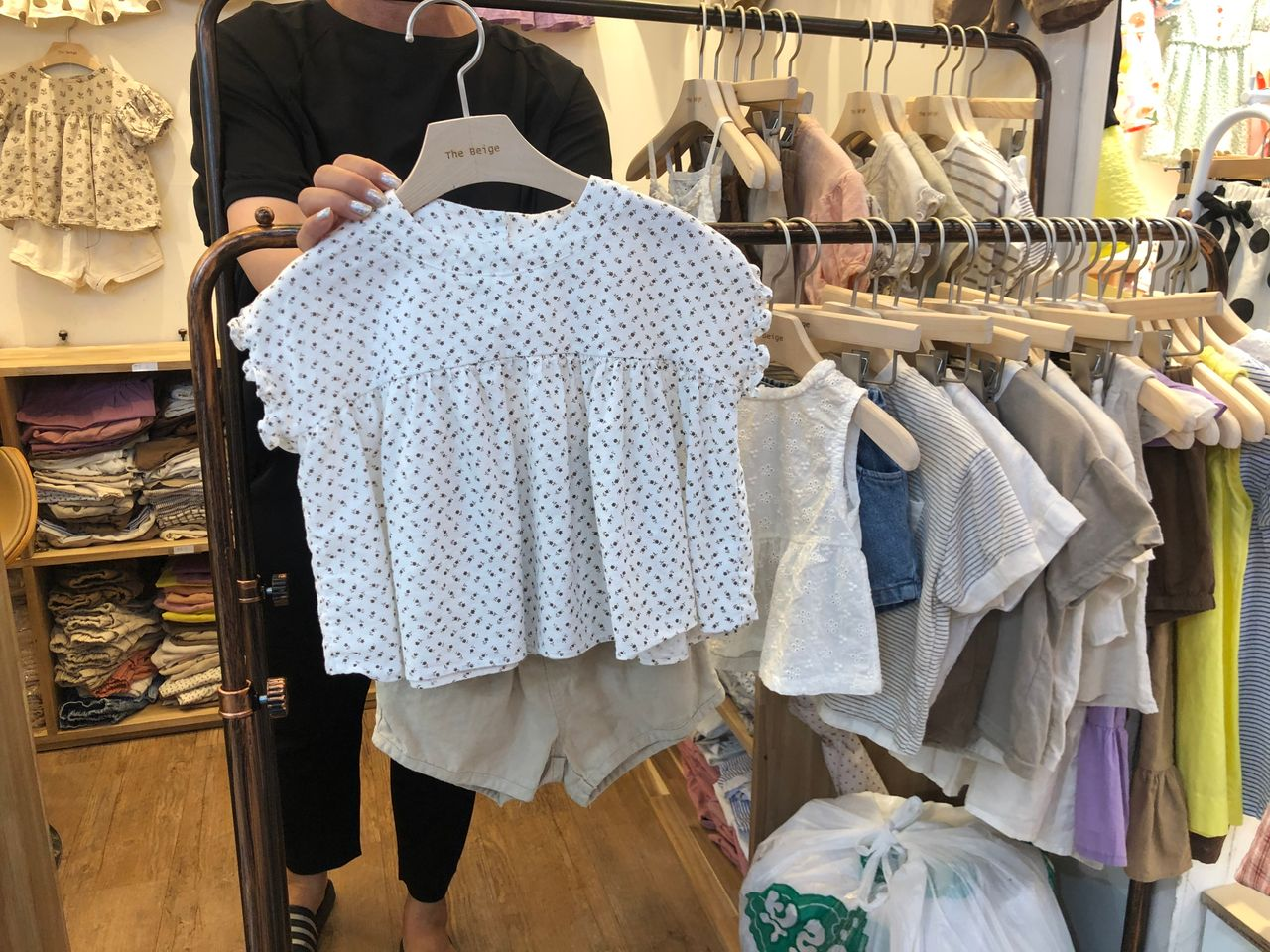 The Beige海灘田園碎花風韓國童裝,碎花短袖襯衫搭配白色短褲,港台配送。「南대문市場童裝」