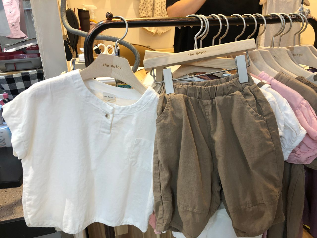 The Beige童裝代表風套裝,白色短袖襯衫加啡色短褲,理想港台配送。「南大門市場童裝」