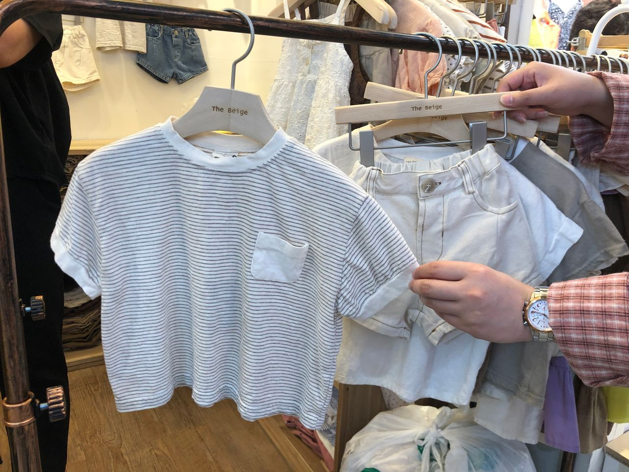 The Beige簡約間條風韓國童裝,適合港台配送,咖啡色上衣搭配白色短褲。「南大門市場童裝」