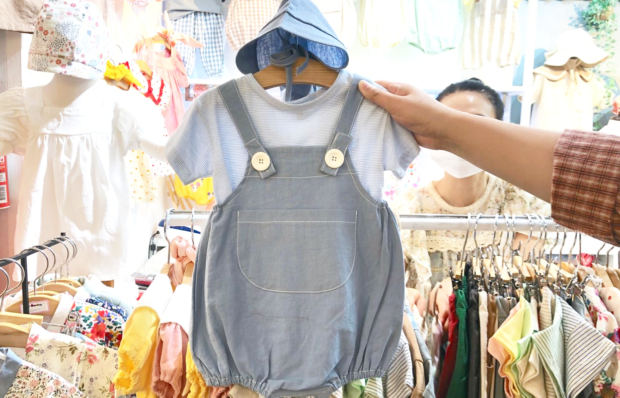 M-KIDS藍色工裝韓國童裝套裝,帽子和藍色間條襯衫搭配吊帶褲。港台配送。「南大門市場童裝」