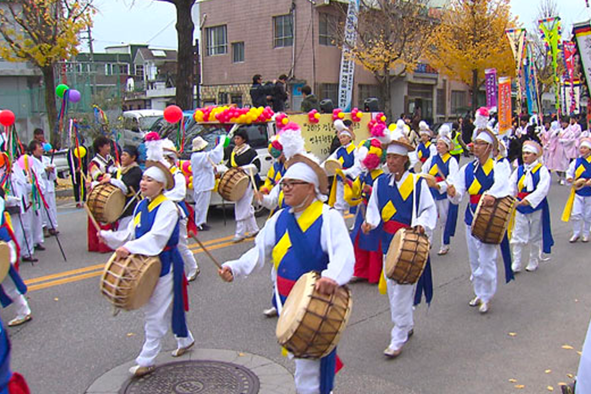 江陵端午祭，傳統韓國慶典活動場景。