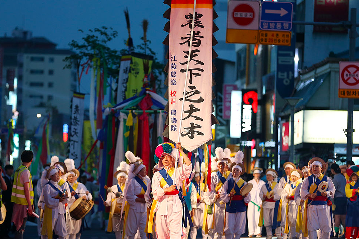 韓國傳統音樂隊在端午慶典上表演。