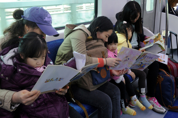 เคยเจอเรื่องแปลกในรถไฟใต้ดินกันบ้างไหมคะ? กิจกรรมที่คนเกาหลีทำให้รถไฟฟ้าใต้ดิน ทั้งขายของ, แต่งหน้า, ทำงาน, หรือแม้แต่ทำผม สกิลเลิศแบบไม่กลัวการเบรคของรถจนยอมใจ...