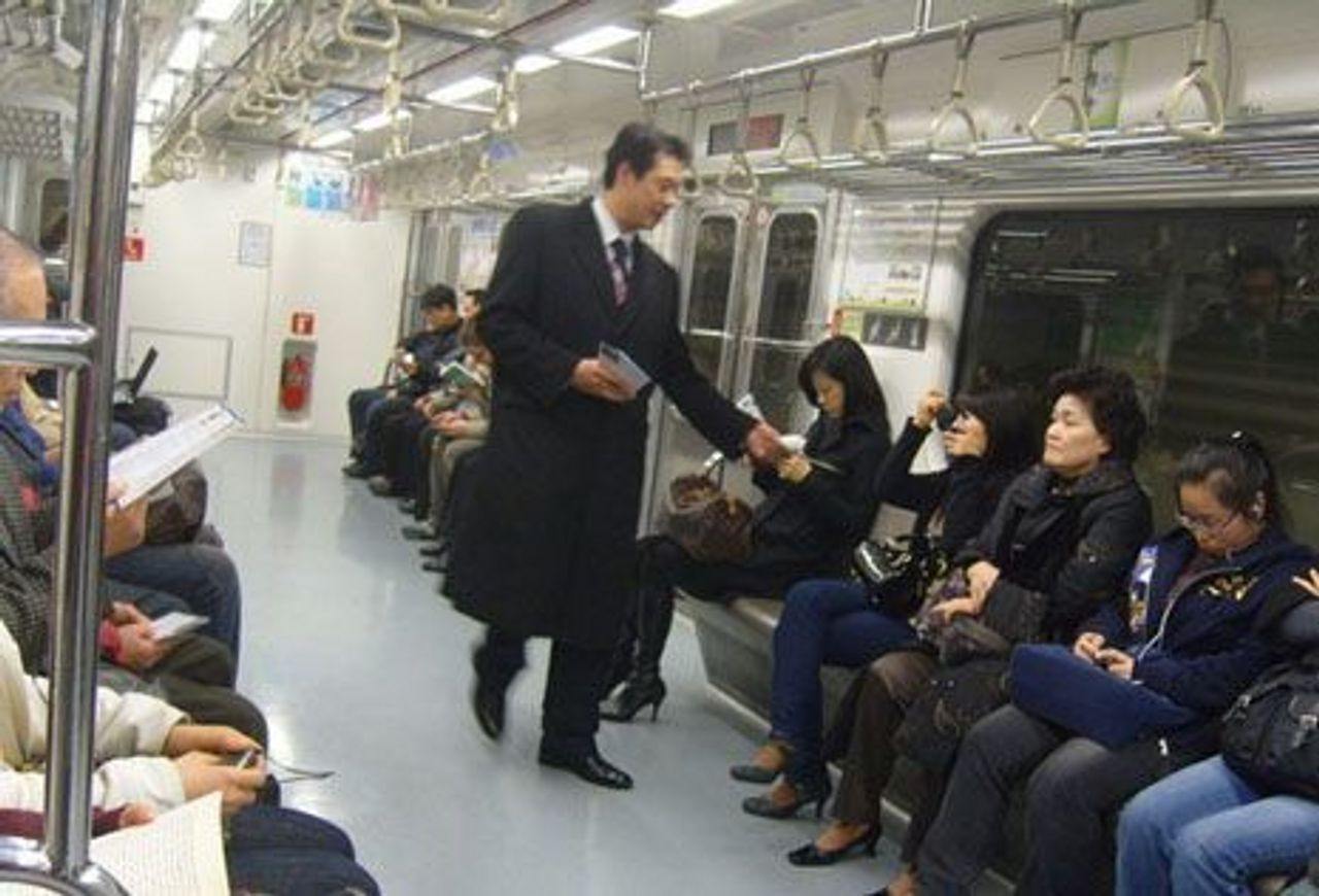 เคยเจอเรื่องแปลกในรถไฟใต้ดินกันบ้างไหมคะ? กิจกรรมที่คนเกาหลีทำให้รถไฟฟ้าใต้ดิน ทั้งขายของ, แต่งหน้า, ทำงาน, หรือแม้แต่ทำผม สกิลเลิศแบบไม่กลัวการเบรคของรถจนยอมใจ...