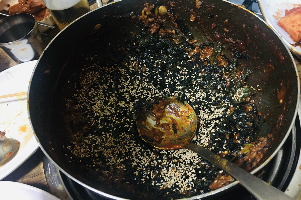 用餐完美結束的炒飯，灑上大量芝麻和海苔，湖水家的碳鍋炒飯讓人回味無窮。