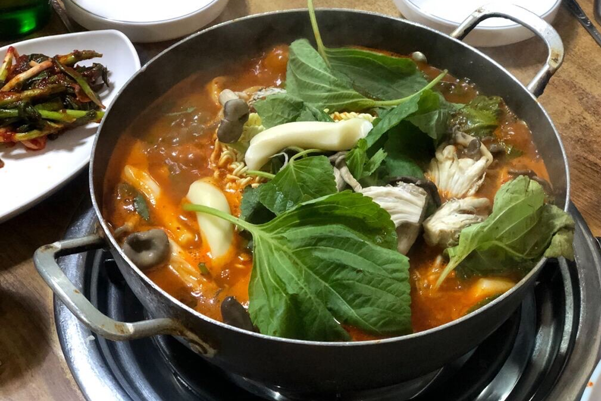 韓國的辣燉雞鍋，加入了年糕、拉麵和菇類，是湖水家的招牌料理之一，吸引食客一試再試。