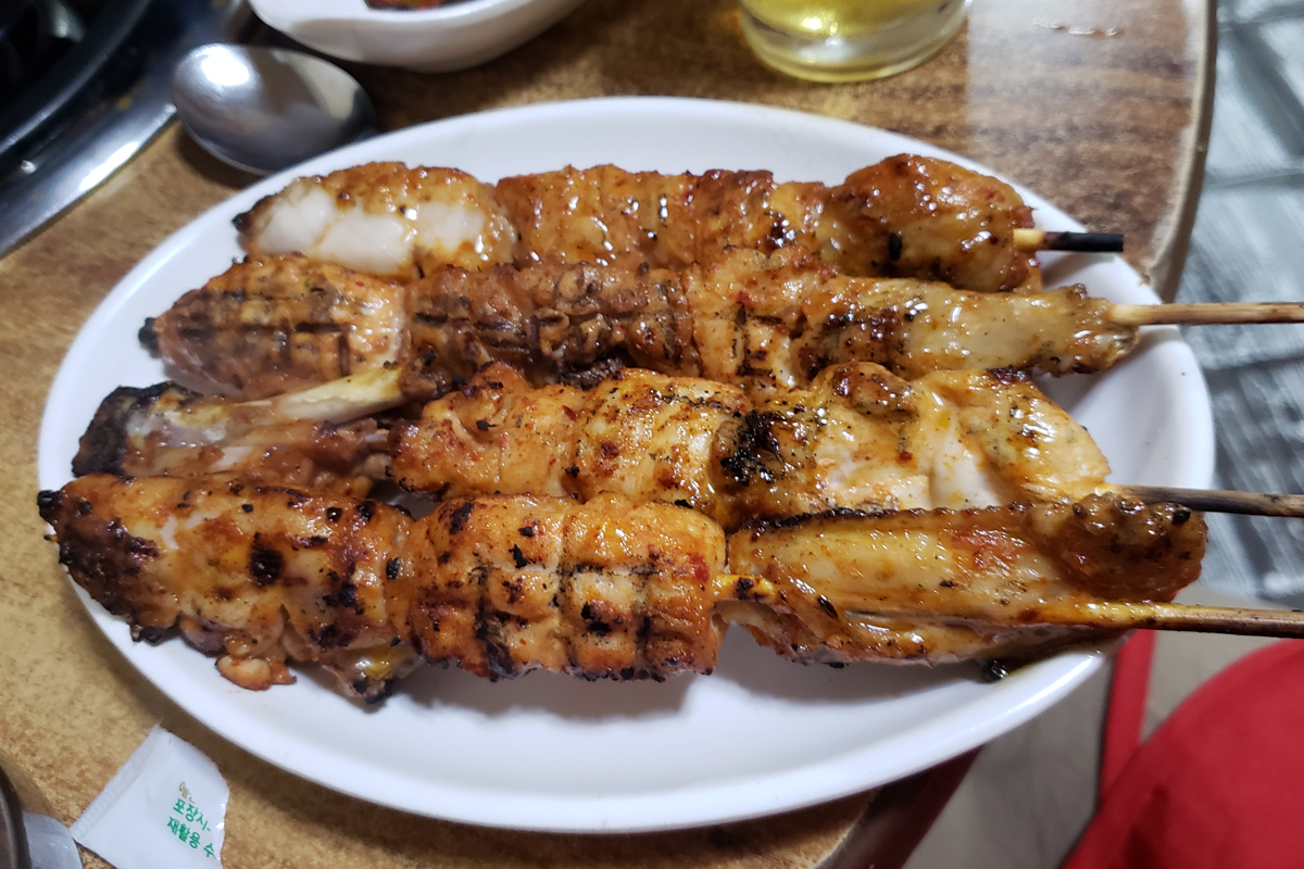 湖水家的燒烤雞肉串，每串價格實惠且每日限量，是受歡迎的下酒菜，展示韓國的美味街頭小吃。