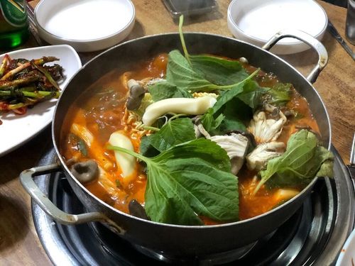 Hosujib | Seoul Station, Locals Line Up For This Amazing Braised Chicken And Spicy Soup In A Boiling Pot