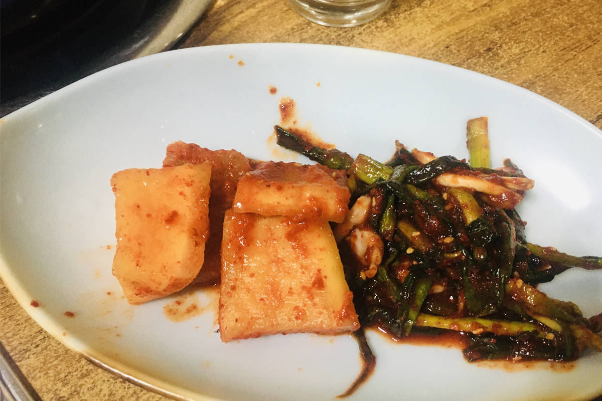 提供的韓式小菜在湖水家辣燉雞鍋旁，展現了正宗的韓國美食元素。