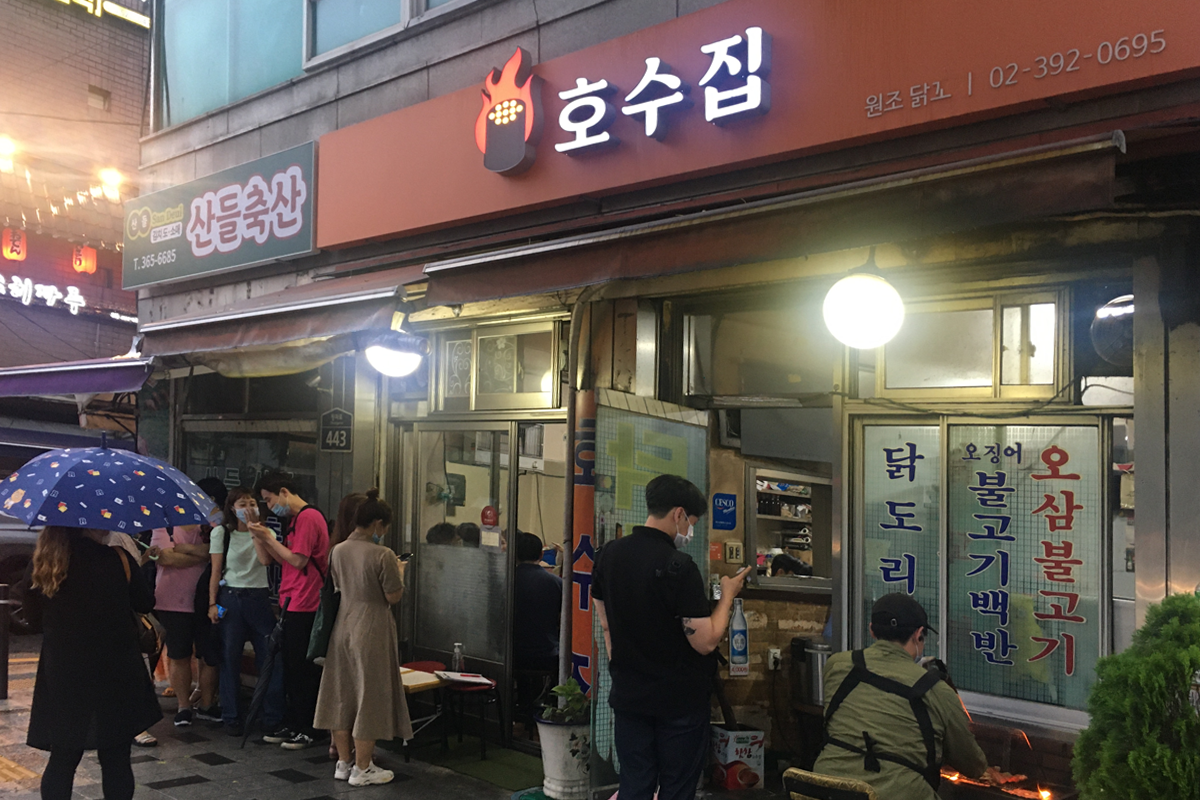 在首爾站附近的「湖水家」餐廳外部，門口排著等待進店的隊伍，顯示出這裡是當地人推薦的熱門美食地點。