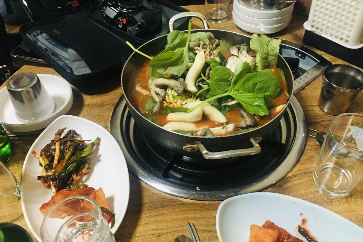 湖水家提供的辣燉雞鍋，裡面加入了許多蔬菜和拉麵，綜合了多種美味的韓式風味，吸引著饕客的目光。