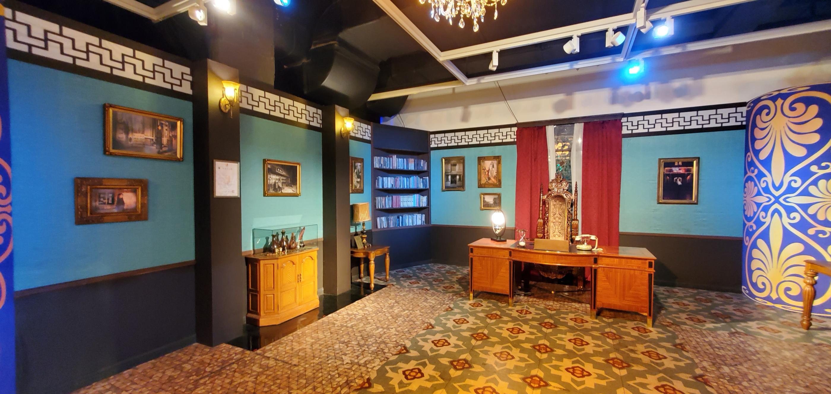 展示滿月社長的辦公室，內有古董傢俱與藝術品