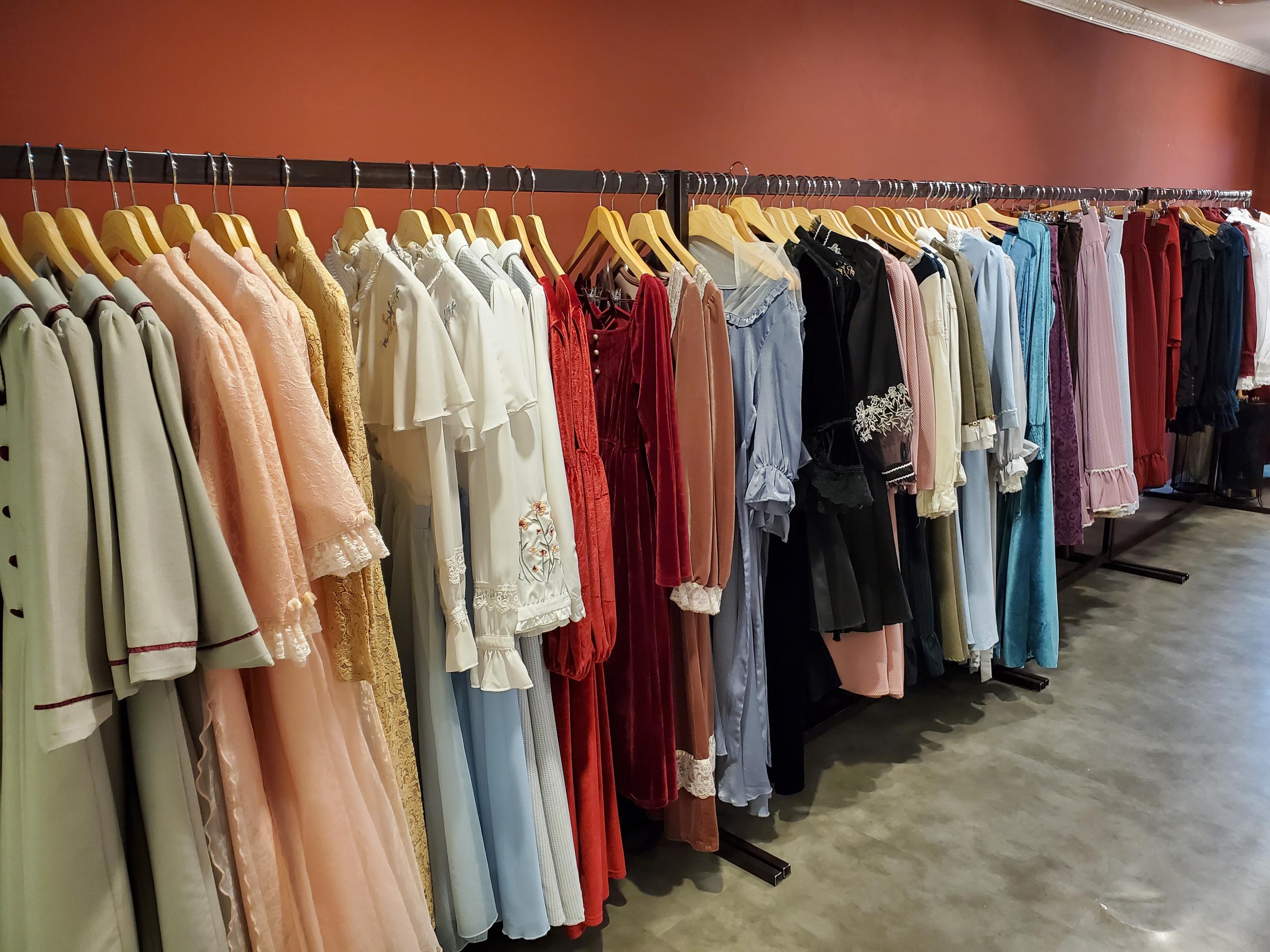 韓劇德魯納酒店角色穿著復古服裝的拍立得相片陳列