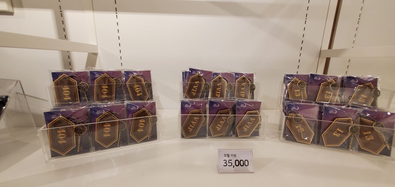 德魯納酒店手機殼商品銷售區，於展覽紀念品店內