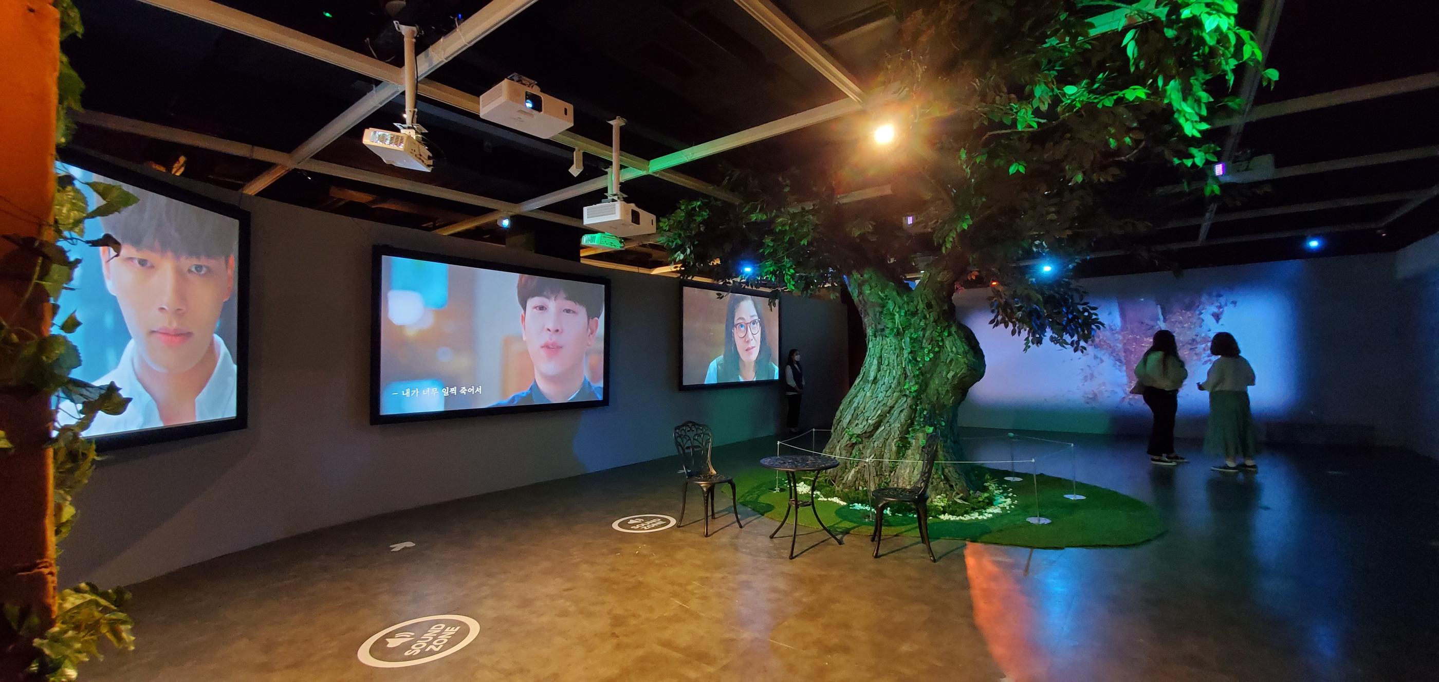 德魯納酒店展覽場地中的月靈樹與投影屏幕