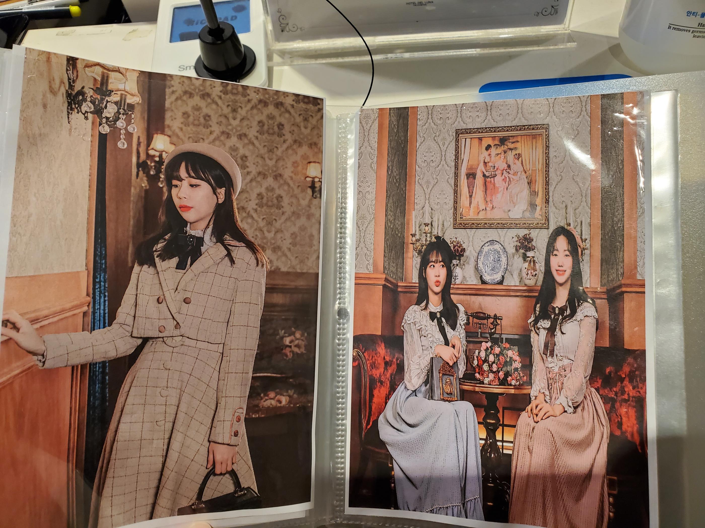 韓劇德魯納酒店角色身穿1960年代復古服裝的拍立得照片